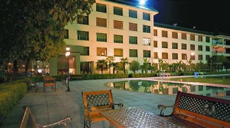 ווקסי Sainty Lakeside Hotel מראה חיצוני תמונה